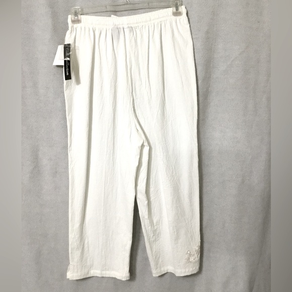 NWT~Club Z Collection White Capri Pants with Applique - Size Medium - Picture 6 of 8